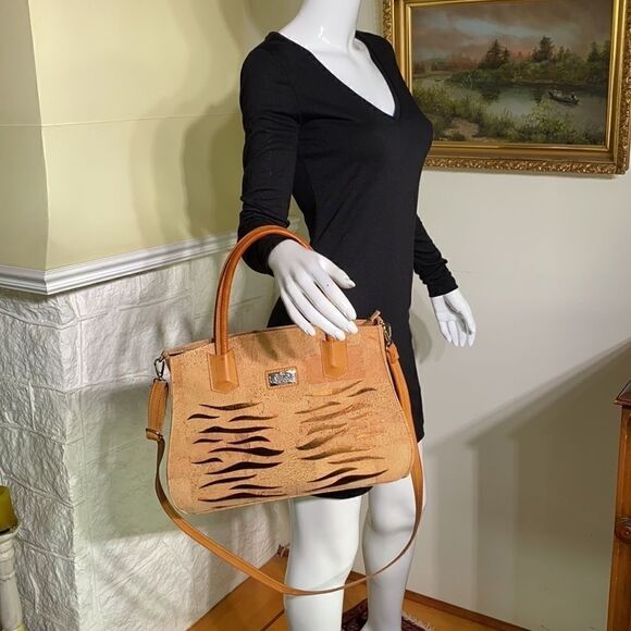 Viator Natural Portuguese Cork Vegan Crossbody Bag - Picture 3 of 11